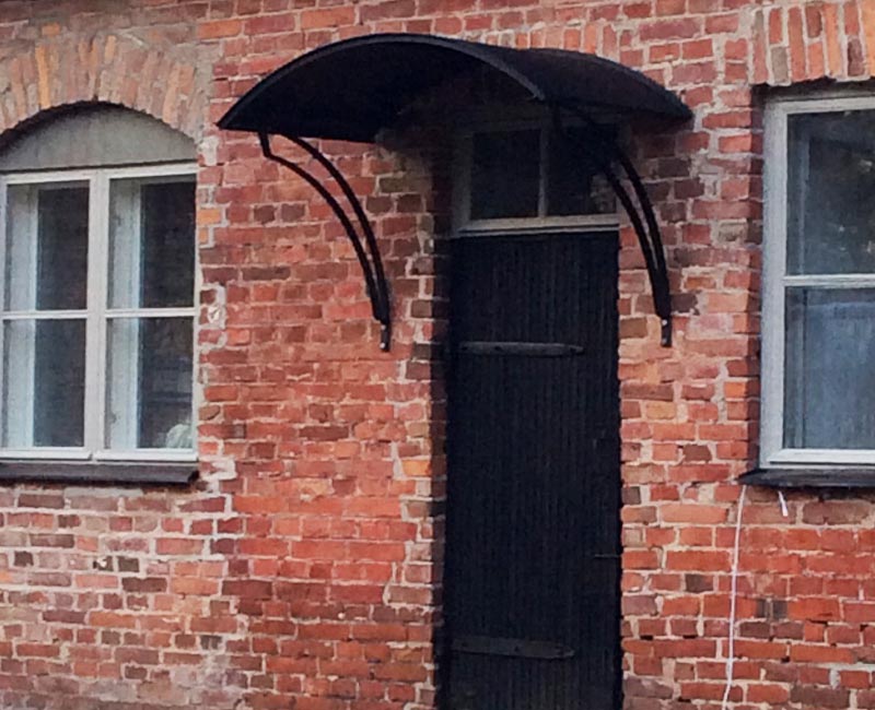 Metallinen ovikatos