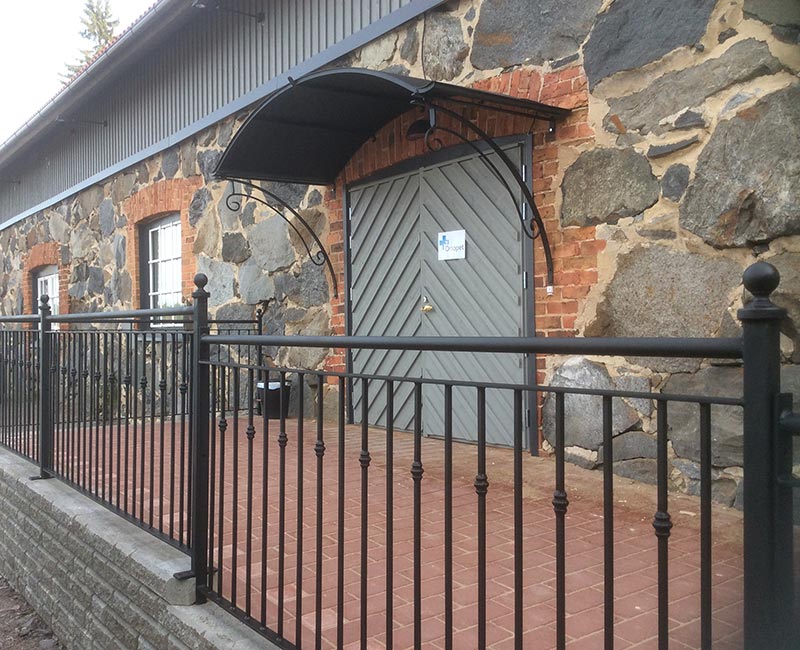 Metallinen ovikatos